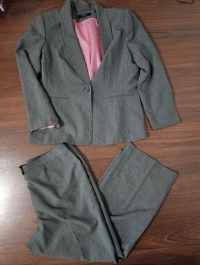 Jones Wear Gray Women's Suit with Pink Lining